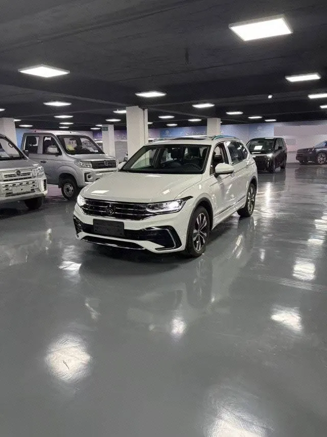 打开图片灯箱:Volkswagen 2025 Tiguan L 1.5TSI 300TSI outstanding two-wheel drive Longteng version automatic gear