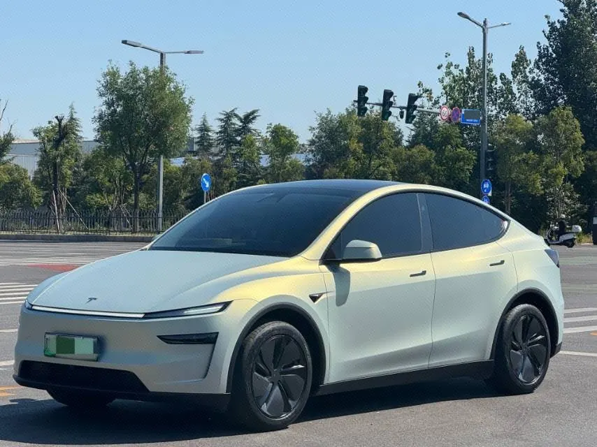 Open image lightbox: Tesla 2025 Model Y rear-wheel drive version automatic transmission
