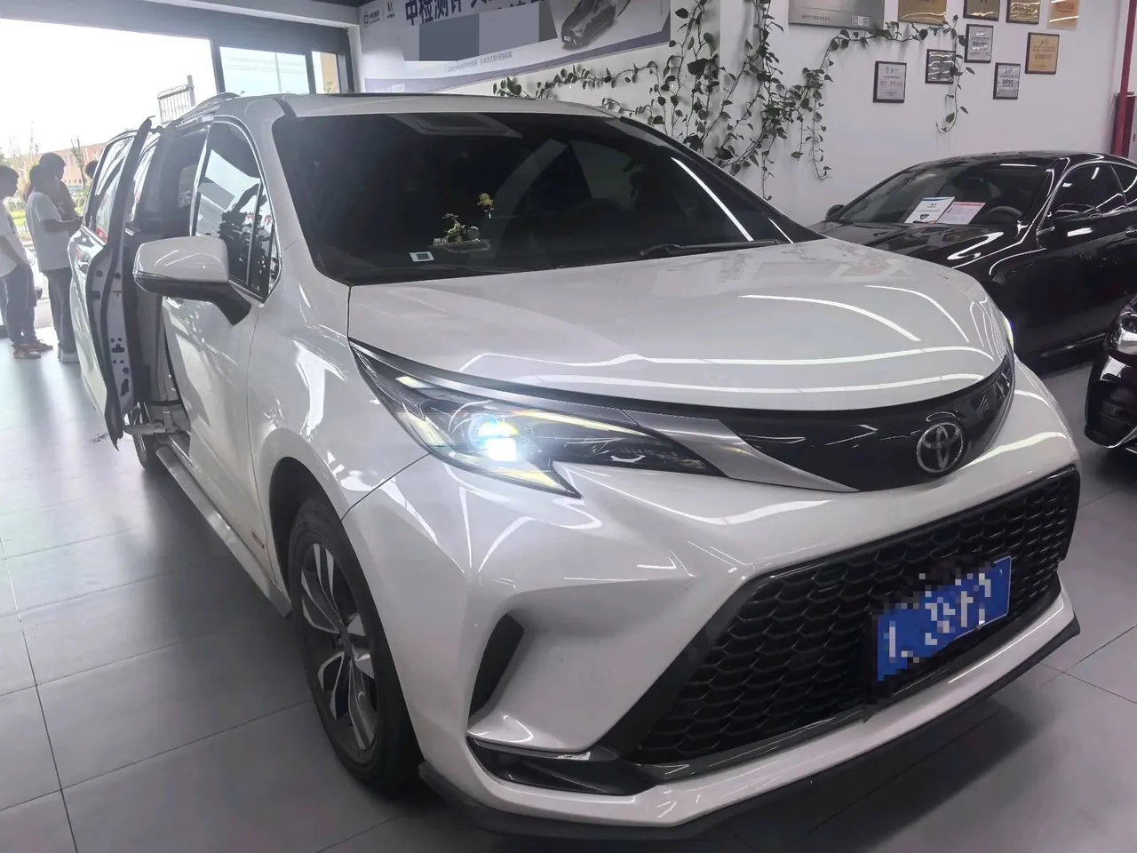 Toyota 2024 Grevia HYBRID 2.5 Stepless Premium PLUS 4WD Automatic Gear 5