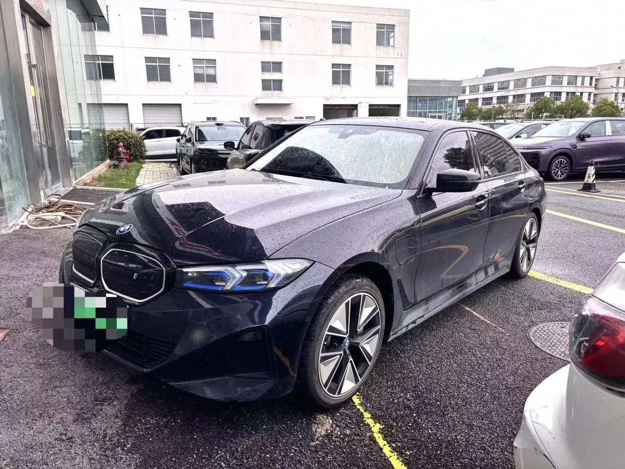BMW 2024 i3 eDrive 40 L obsidian night sports suit automatic gear - View 1