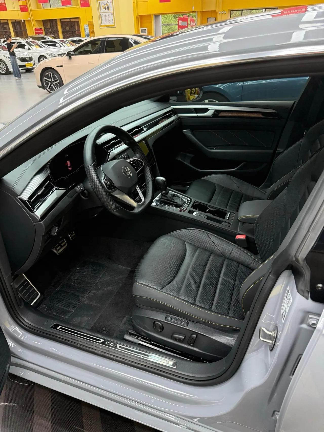 Volkswagen 2024 CC 2.0TSI 380TSI eye-catching automatic transmission 5