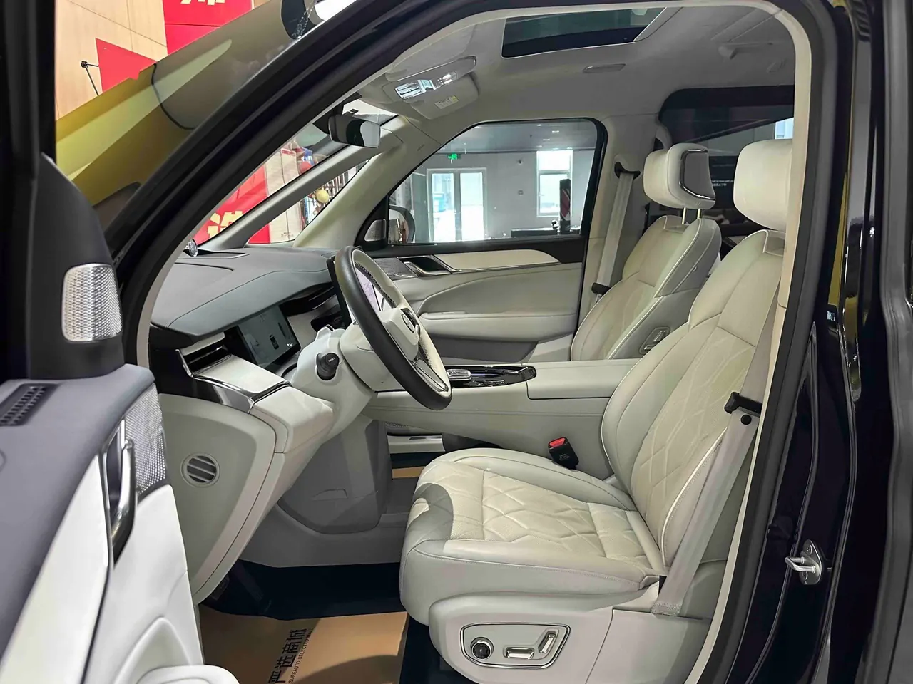 Volvo 2025 EM90 Ultra six-seat automatic gear 7
