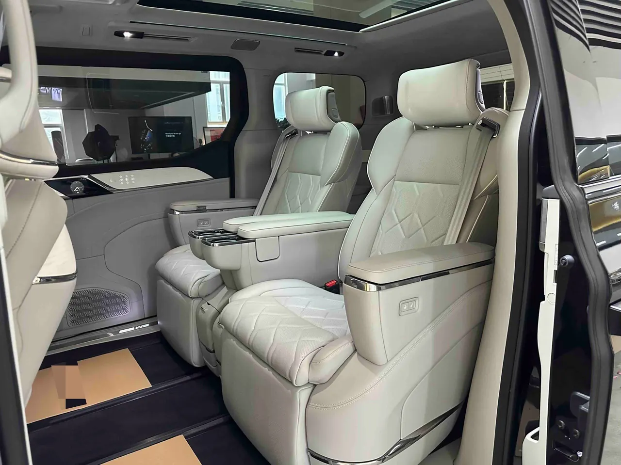 Volvo 2025 EM90 Ultra six-seat automatic gear 8