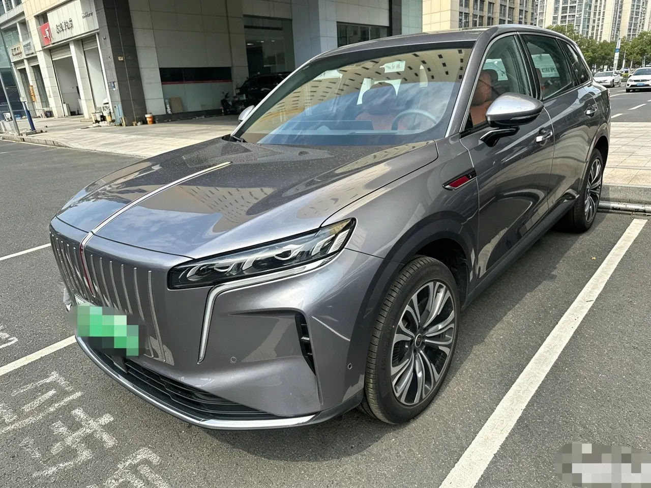 打开图片灯箱:HongQi 2026 HS6 PHEV 1.5T 220 Four-wheel Drive Smart Hybrid Automatic Gear