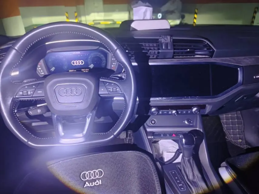 Audi 2021 Q3 1.4TFSI 35TFSI into the life version of automatic gear 5