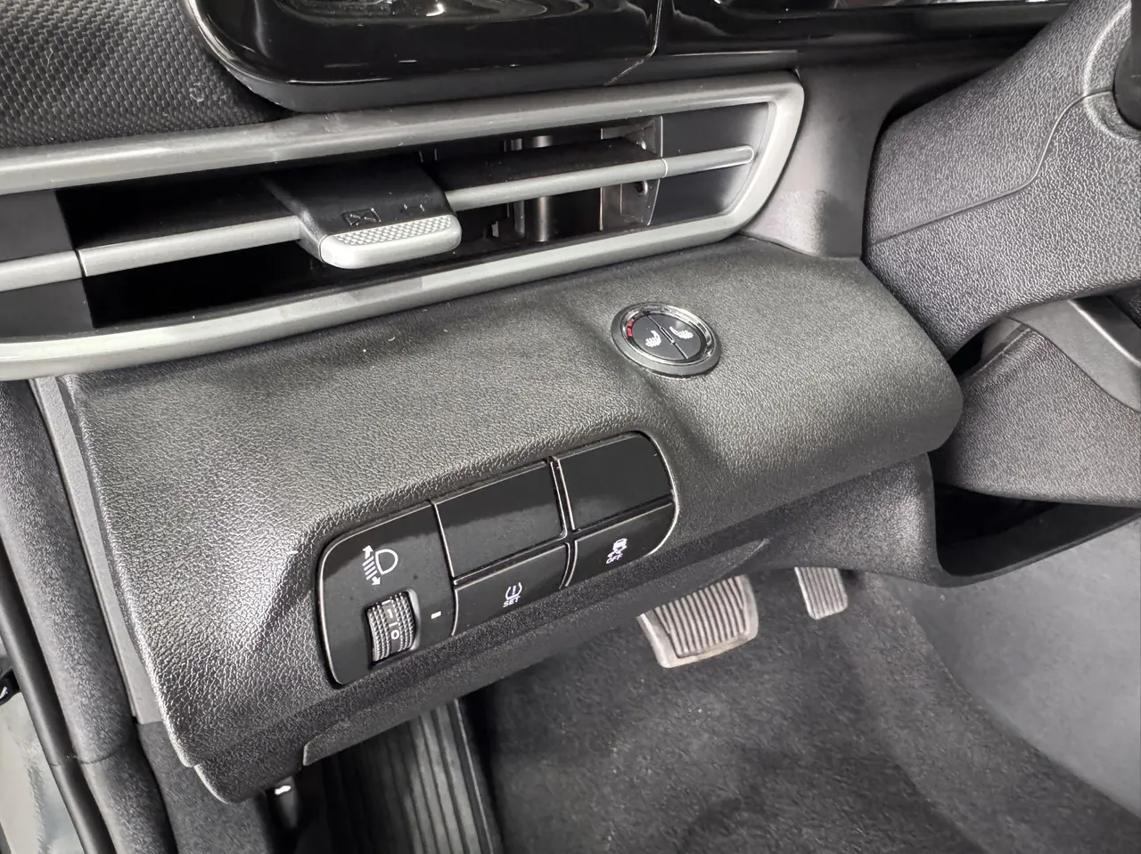 Hyundai 2022 Elantra -3-compartment 1.4TGDi 240TGDi GLX Elite Automatic Gear 9