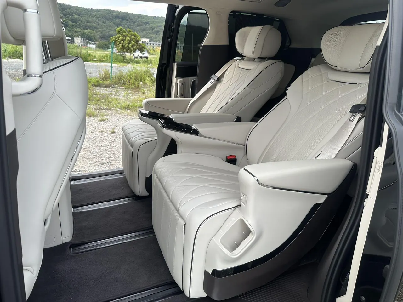 Denza 2026 Denza D9 DM-i 1.5T stepless four-wheel drive flash charging flagship automatic gear 5