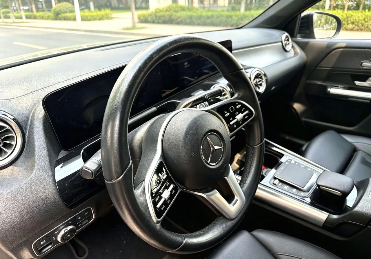 Mercedes Benz 2022 GLA 200 1.3T automatic gear 5