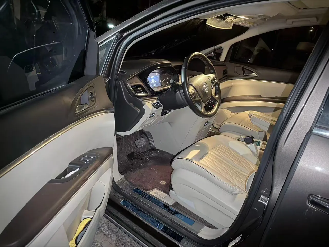 Buick 2022 GL8 Land Business Class 48V 2.0T 652T Luxury Automatic Gear 4
