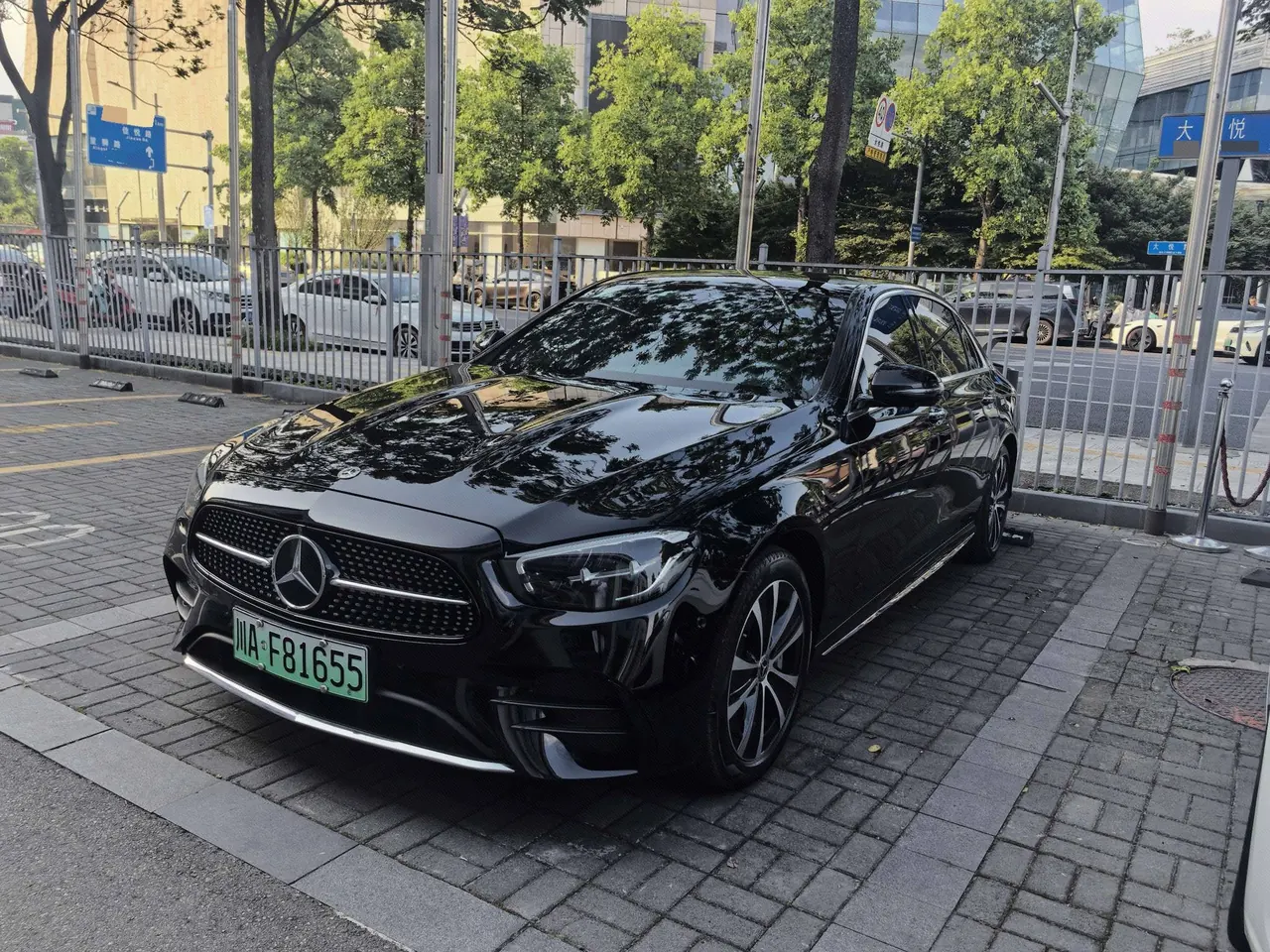 Mercedes Benz E-Class New Energy 2022 E 350 e L 2.0T Sports (Change 2) Automatic Gear - View 1
