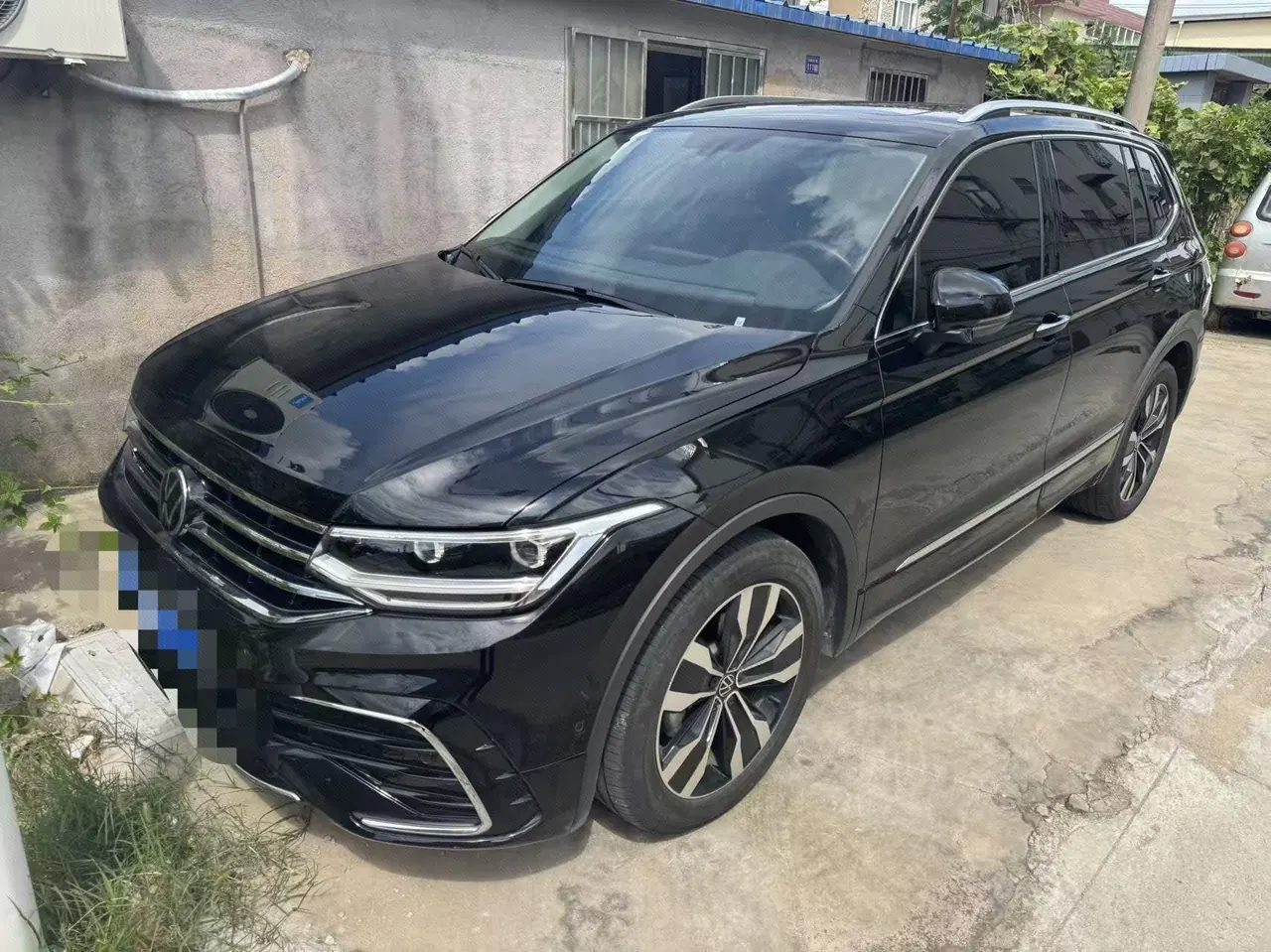 Open image lightbox: Volkswagen 2025 Tiguan L R-Line 2.0TSI 330TSI outstanding two-wheel drive R-Line Long Yao version automatic gear