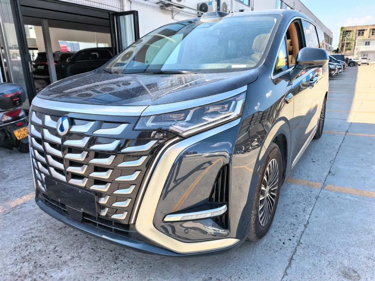 打开图片灯箱:Denza 2025 Denza D9 DM-i 1.5T stepless intelligent driving version 1020 four-wheel drive exclusive automatic transmission
