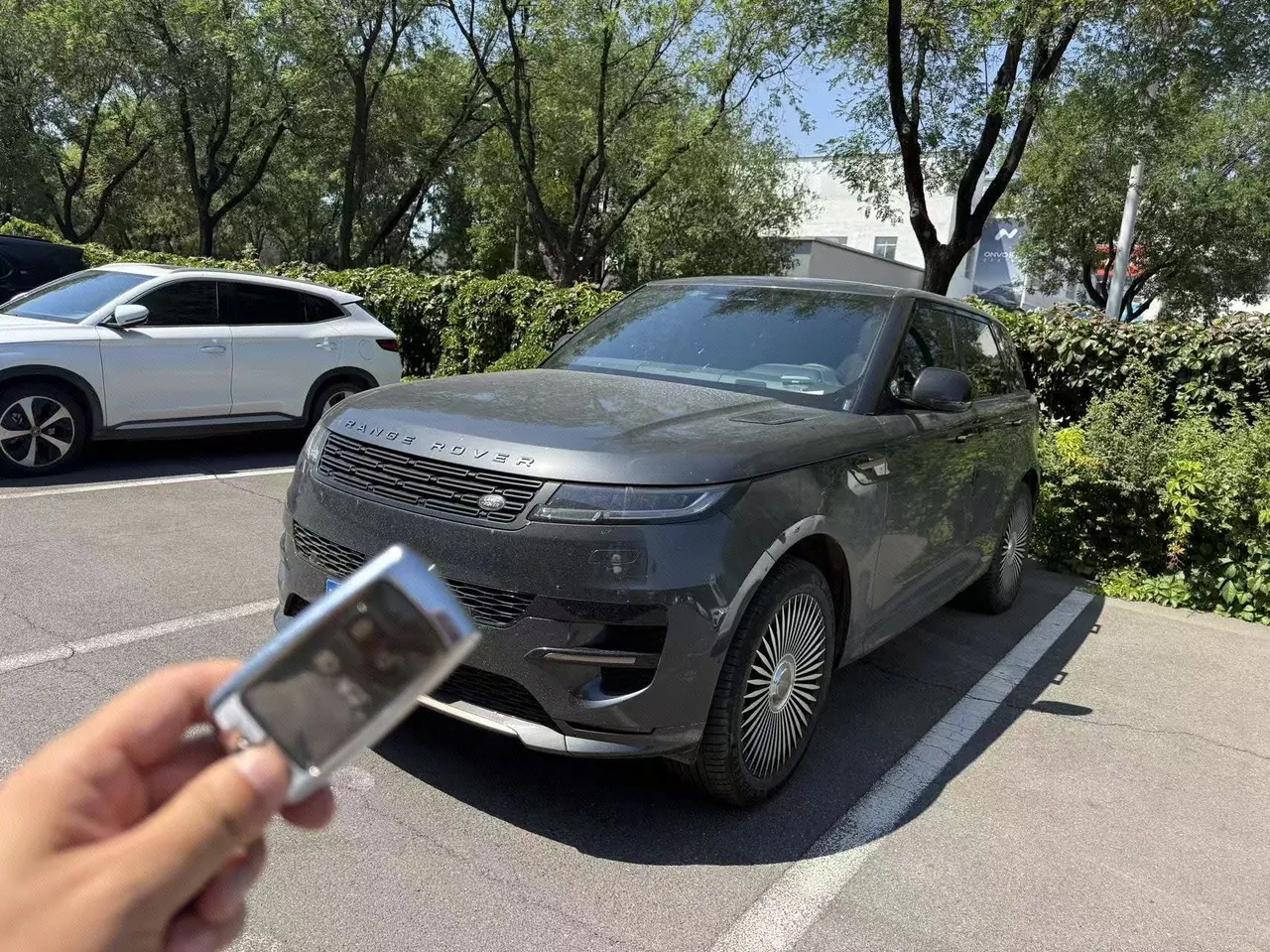 打开图片灯箱:Land Rover Range Rover Sport Edition (Imported) 2023 Range Rover Sport Edition 48V 3.0T P400 Dynamic SE Automatic Gear