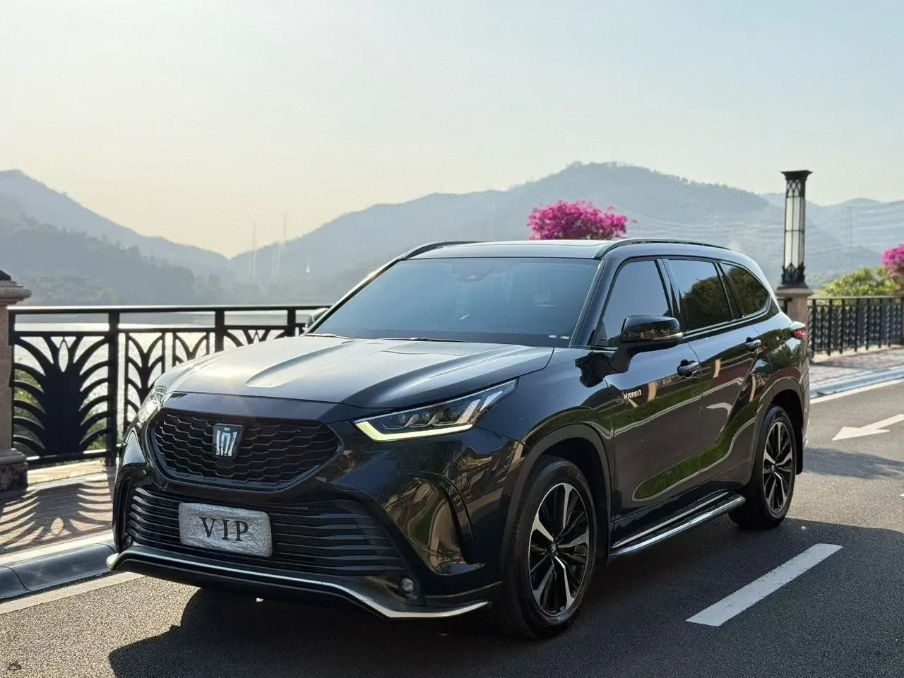 Toyota 2023 Crown Land Release 2.5 Stepless Four-wheel Drive Deluxe Edition Automatic Gear - View 1