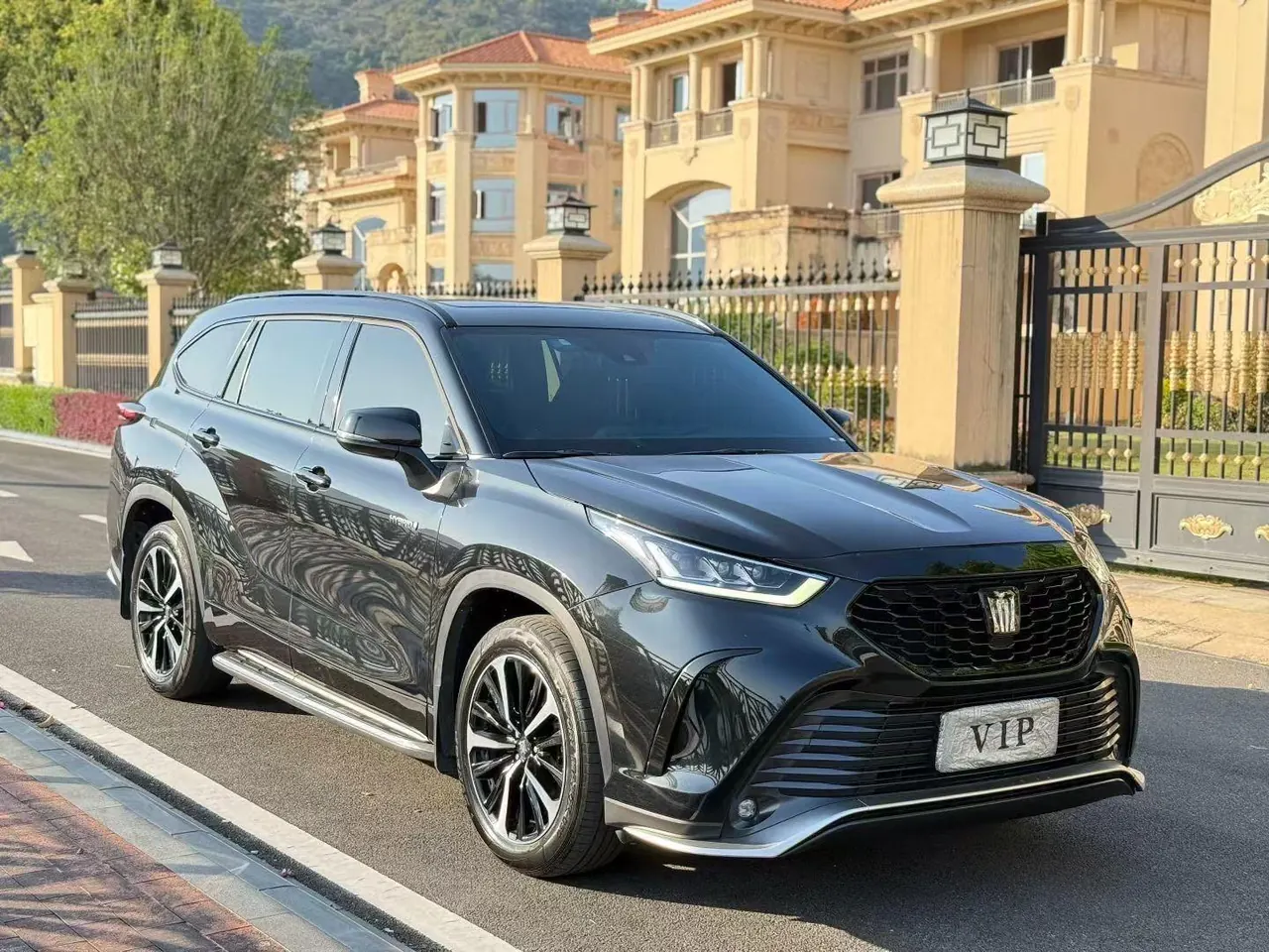 Toyota 2023 Crown Land Release 2.5 Stepless Four-wheel Drive Deluxe Edition Automatic Gear 3