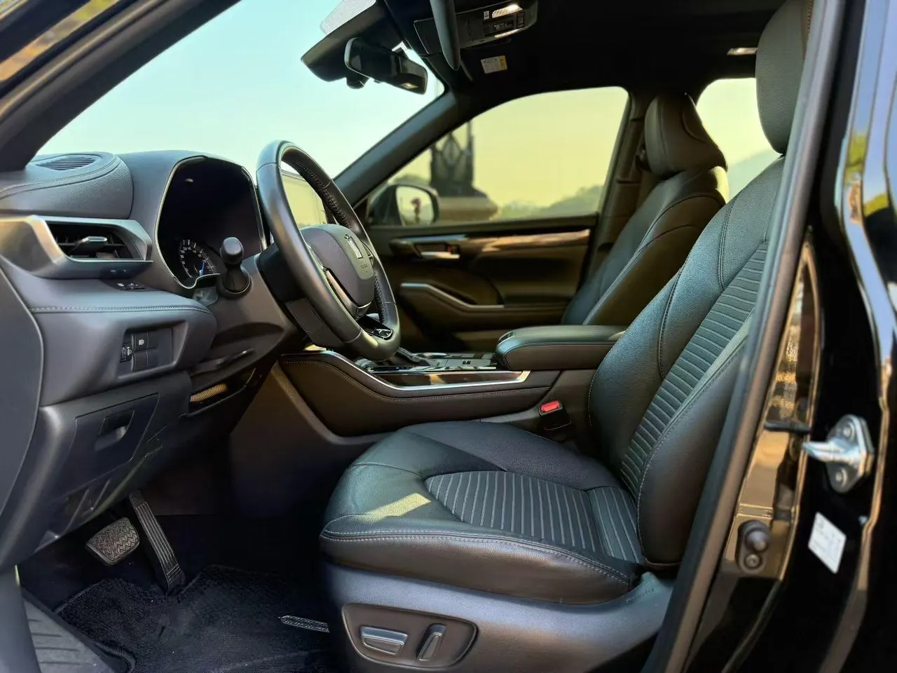 Toyota 2023 Crown Land Release 2.5 Stepless Four-wheel Drive Deluxe Edition Automatic Gear 4