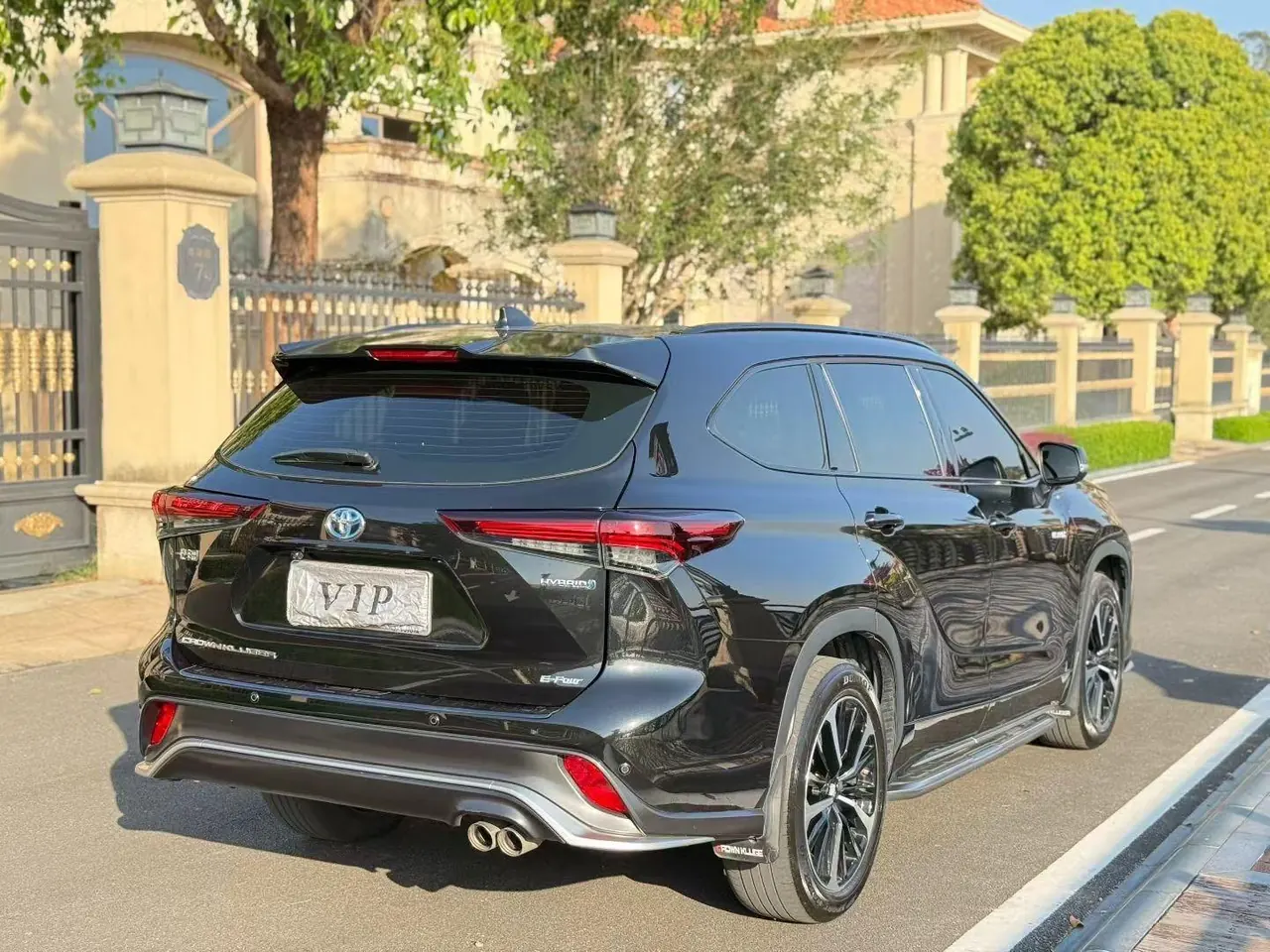 Toyota 2023 Crown Land Release 2.5 Stepless Four-wheel Drive Deluxe Edition Automatic Gear 6