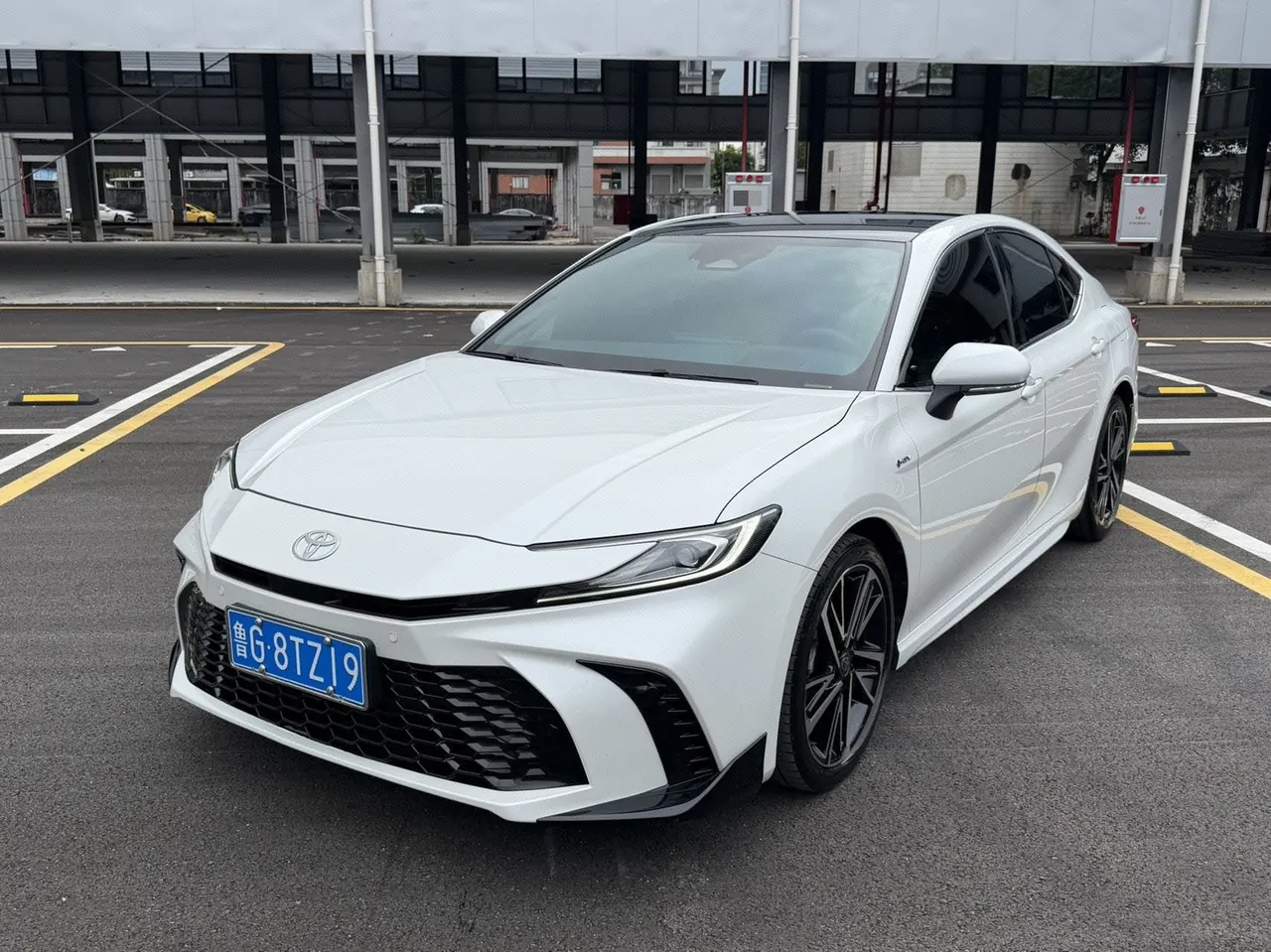 打开图片灯箱:Toyota 2024 Camry Dual Engine 2.0HS Stepless Sports Edition Automatic Gear
