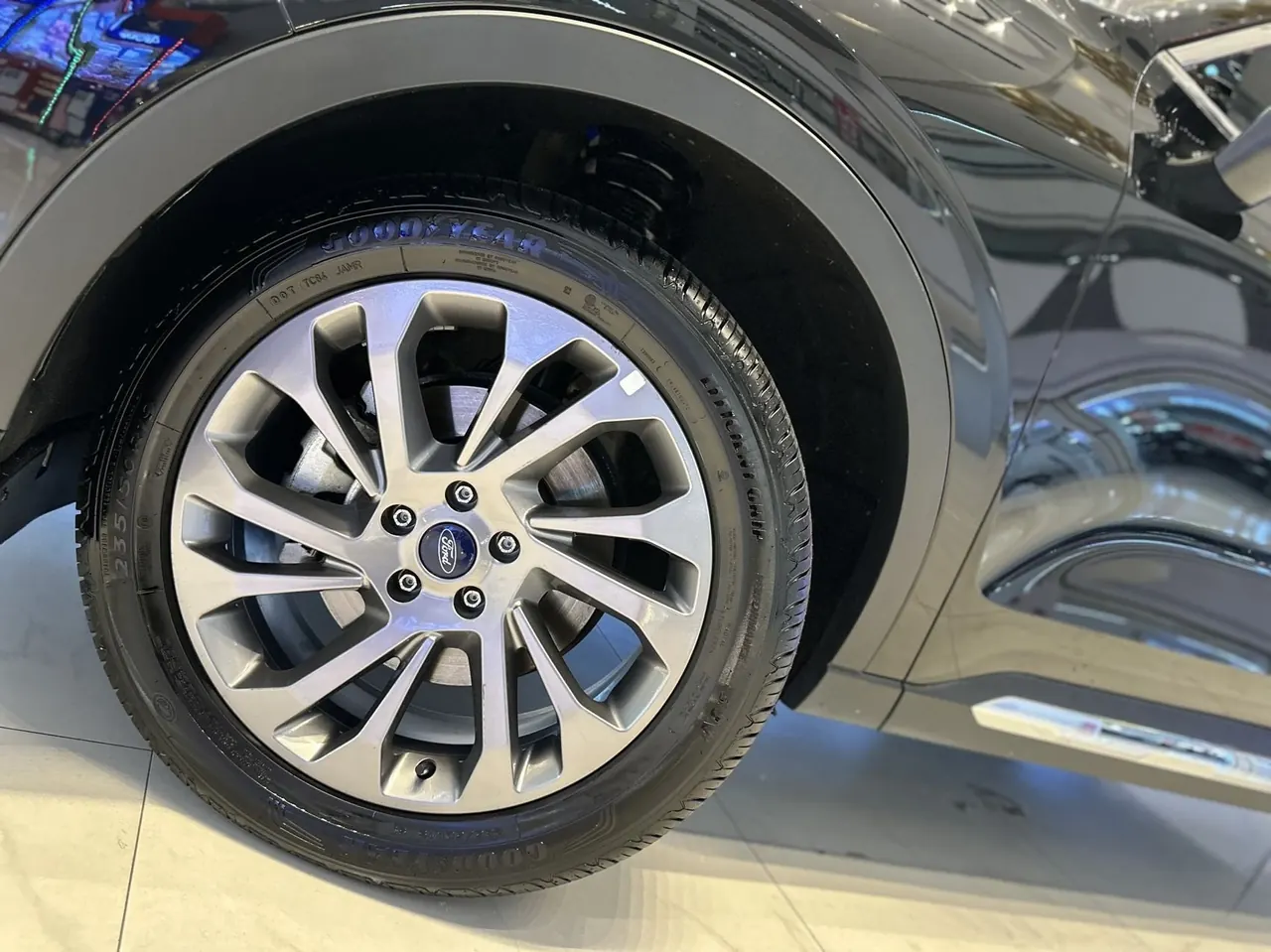 Ford 2023 Lingyu 2.0T EcoBoost 225 Zunling 7-seat (2/2/3) automatic gear 9