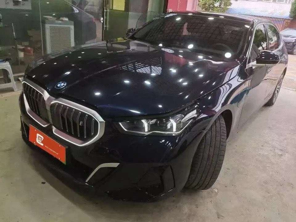 Open image lightbox: BMW 2024 i5 eDrive 35L M sports suit automatic gear