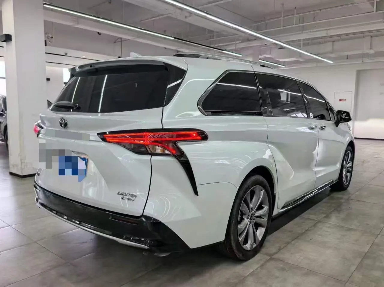Toyota 2024 Sai 2.5 Stepless Premium Edition Automatic Gear 3