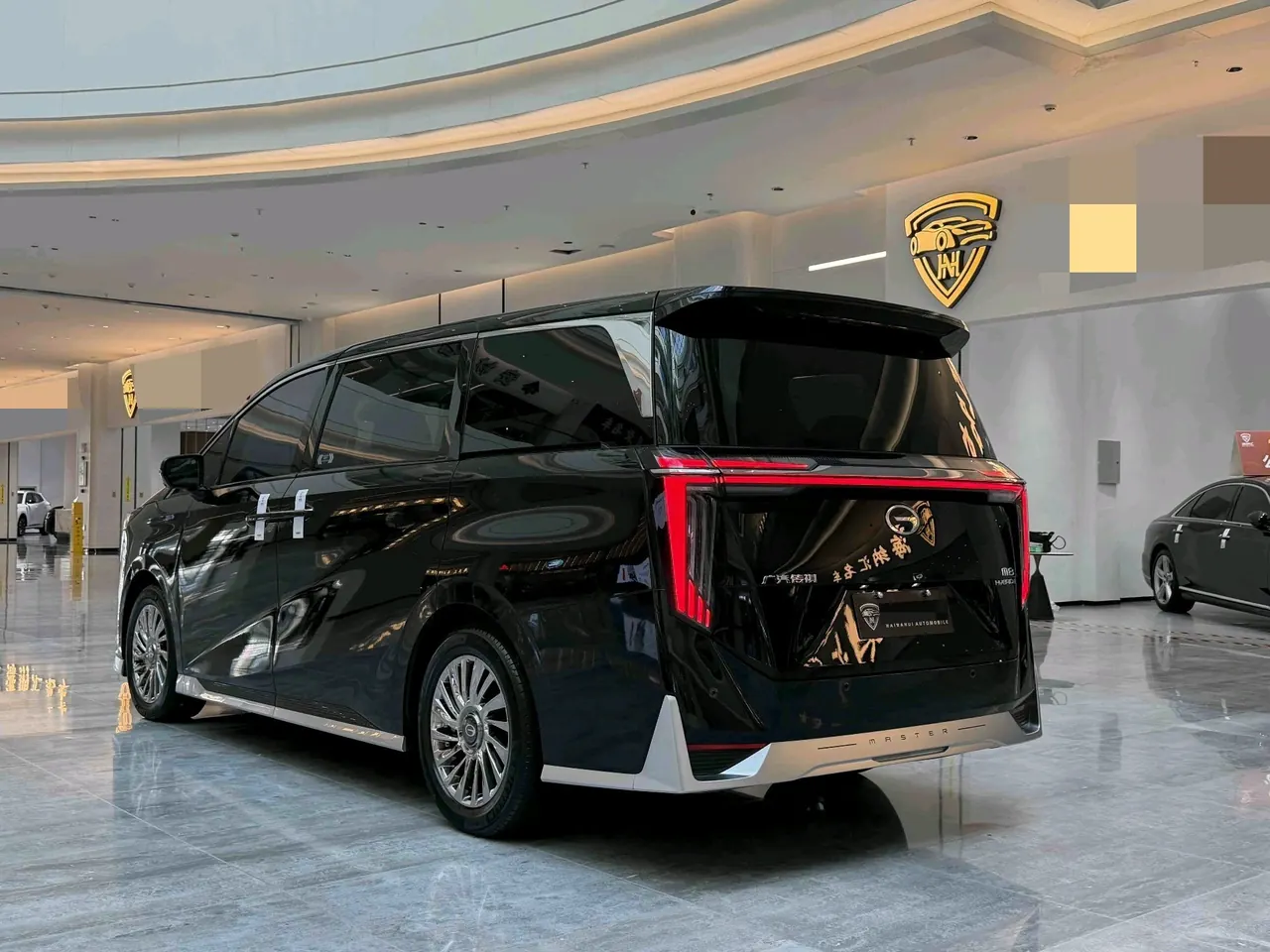 Trumpchi 2025 M8 Dual-Motor 2.0T Grandmaster Series Super Hybrid Automatic Transmission 3