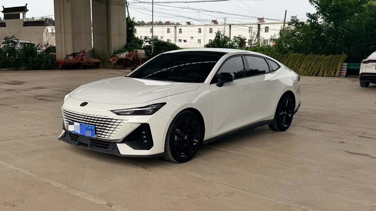 ChangAn 2022 UNI-V 1.5T honorable automatic gear - View 1