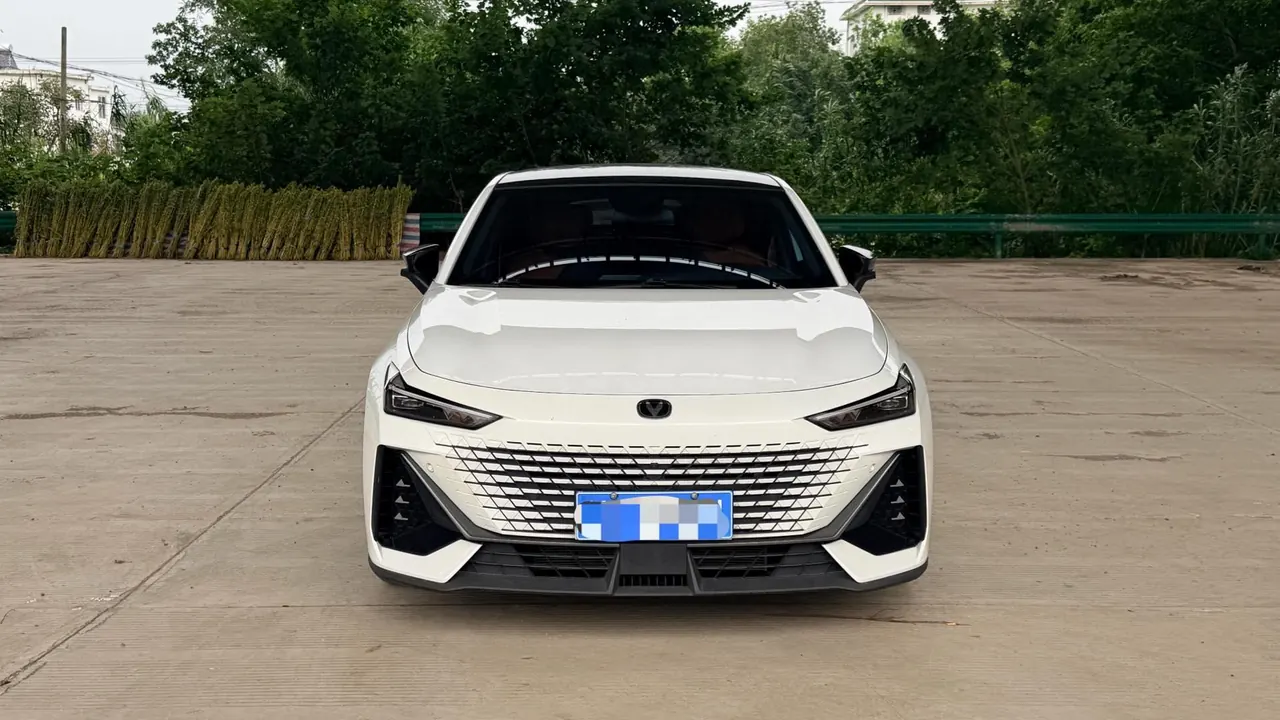 ChangAn 2022 UNI-V 1.5T honorable automatic gear 2