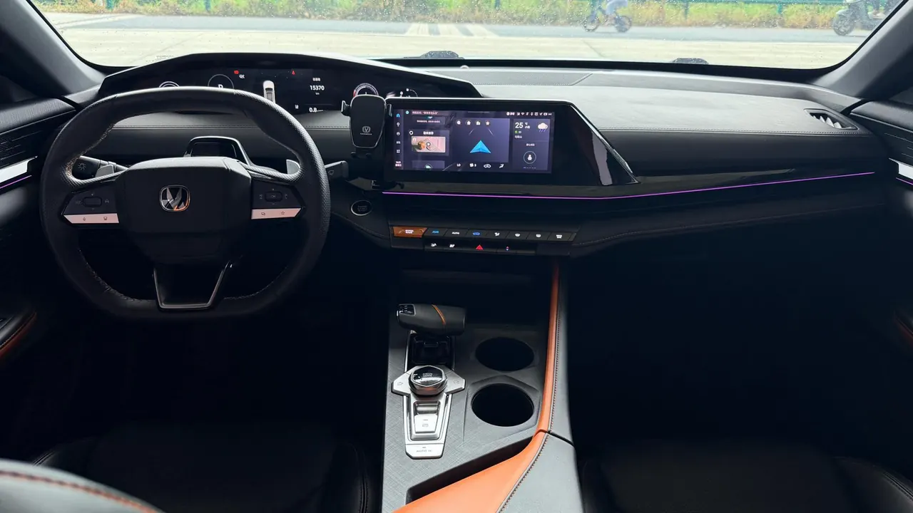 ChangAn 2022 UNI-V 1.5T honorable automatic gear 6
