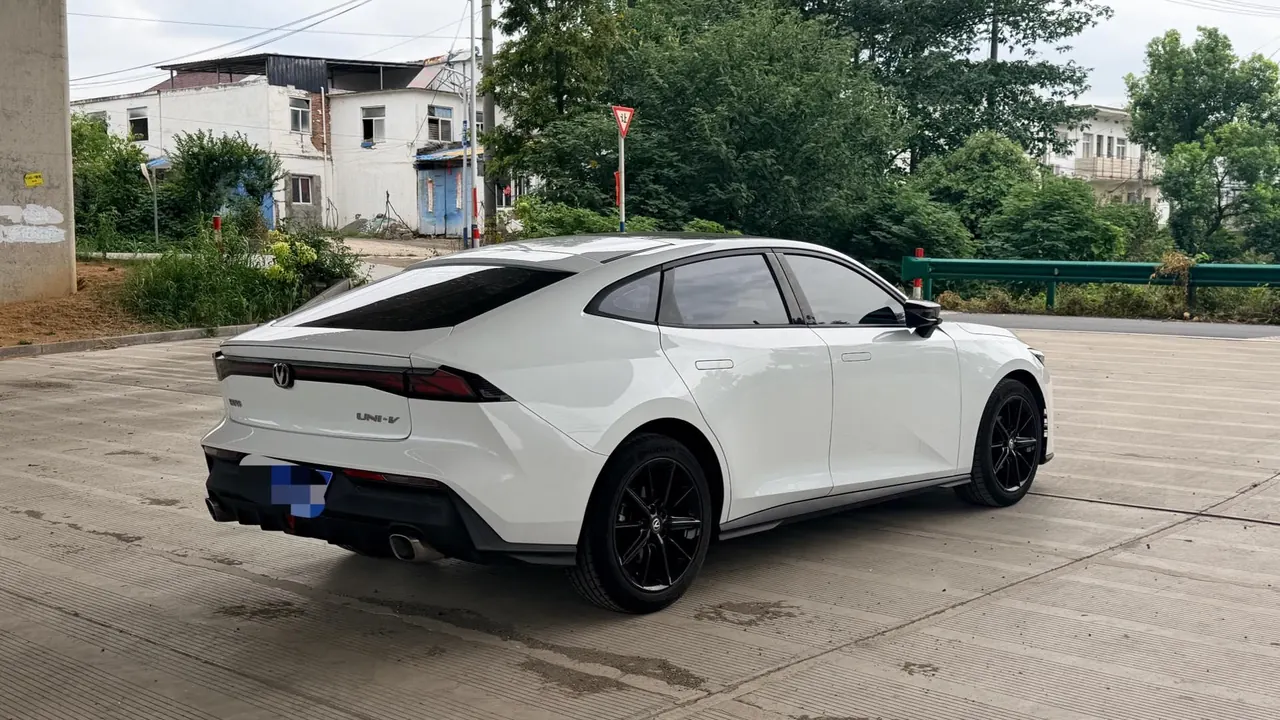 ChangAn 2022 UNI-V 1.5T honorable automatic gear 7