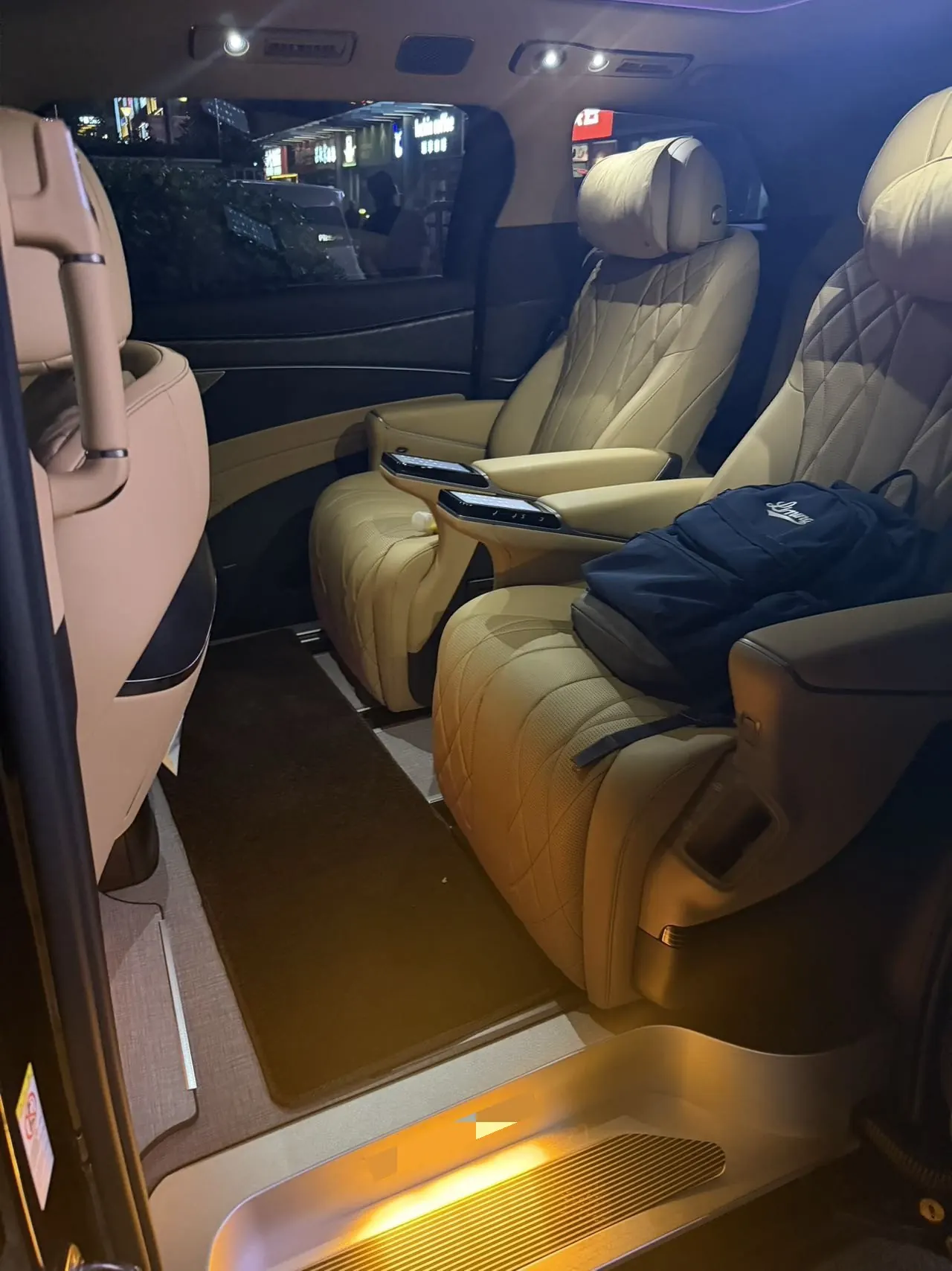 Denza 2025 Denza D9 DM-i 1.5T stepless four-wheel drive automatic gear 5