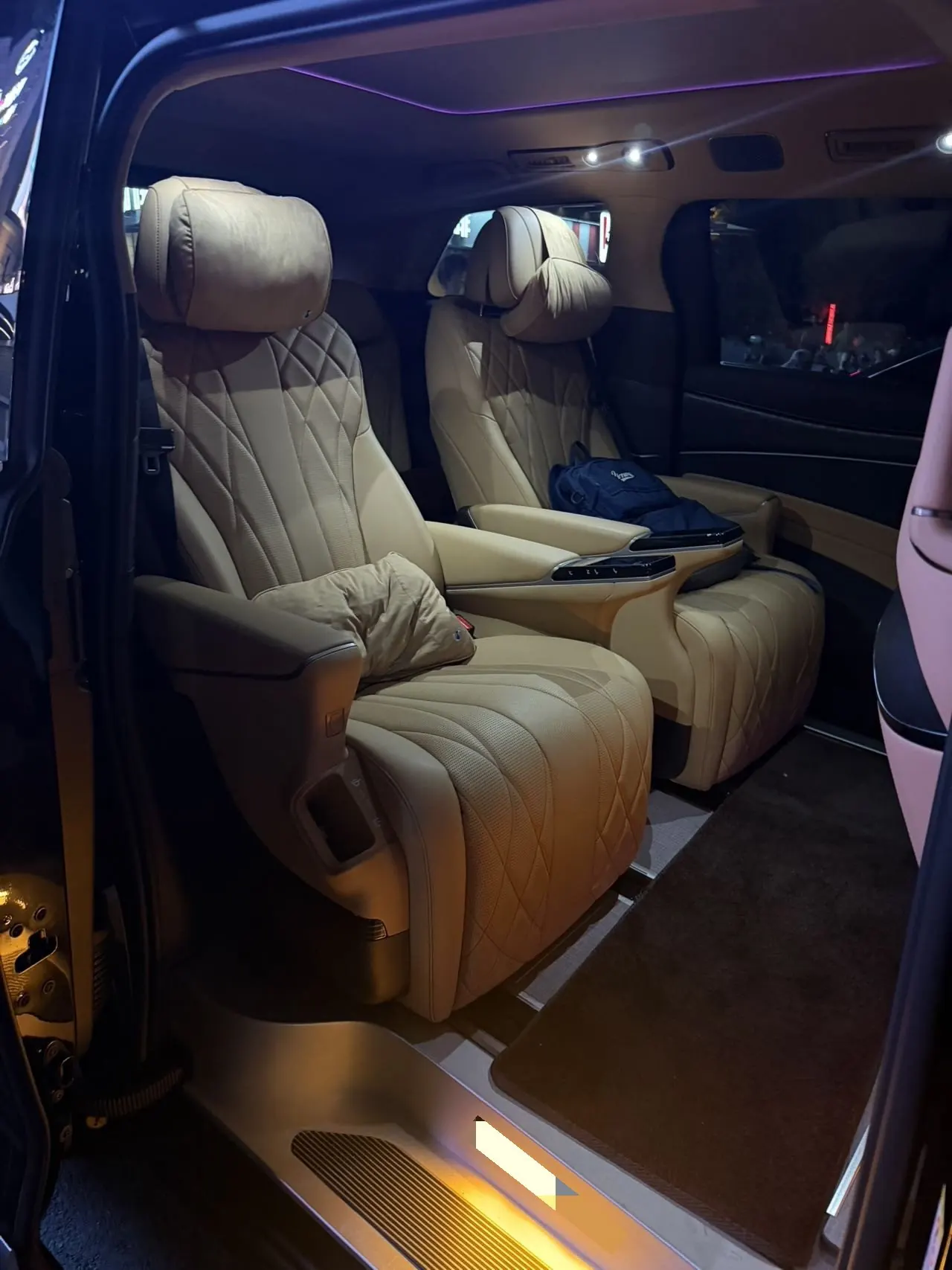 Denza 2025 Denza D9 DM-i 1.5T stepless four-wheel drive automatic gear 8