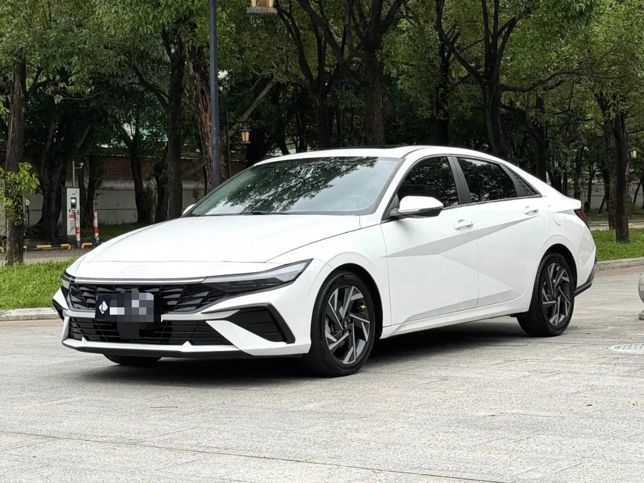 Open image lightbox: Hyundai 2022 Elantra -3-compartment 1.5 stepless LUX premium automatic gear