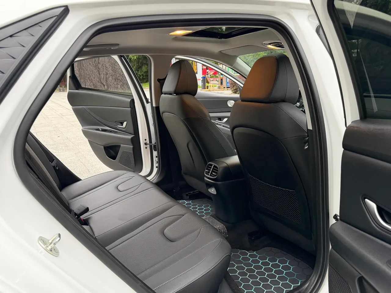Hyundai 2022 Elantra -3-compartment 1.5 stepless LUX premium automatic gear 10