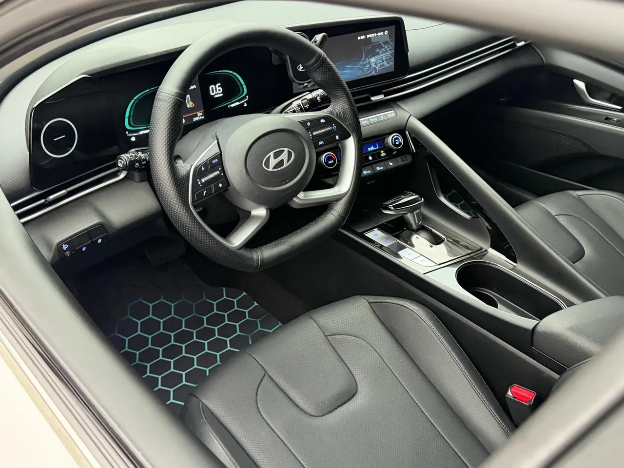 Hyundai 2022 Elantra -3-compartment 1.5 stepless LUX premium automatic gear 5