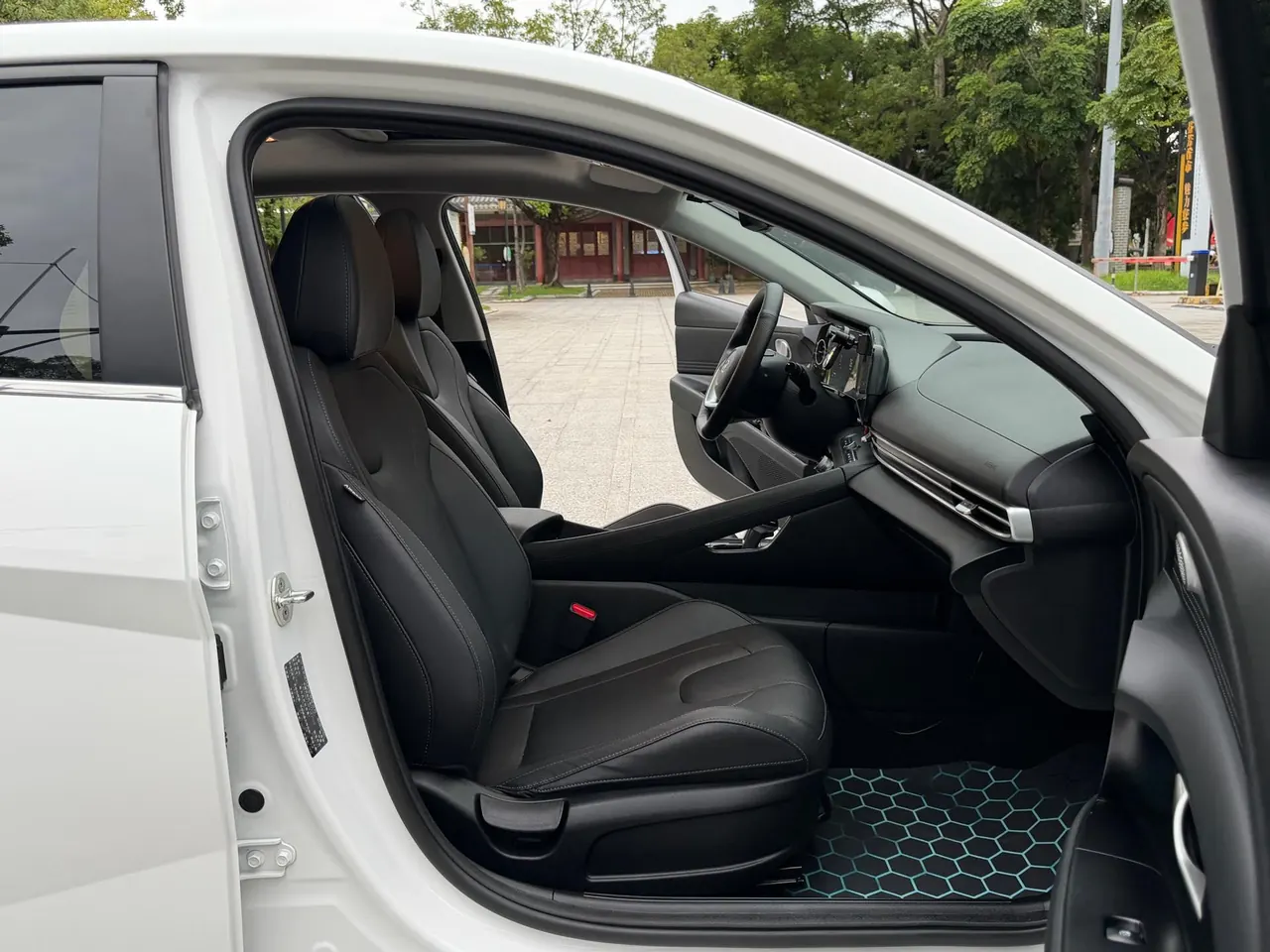 Hyundai 2022 Elantra -3-compartment 1.5 stepless LUX premium automatic gear 7