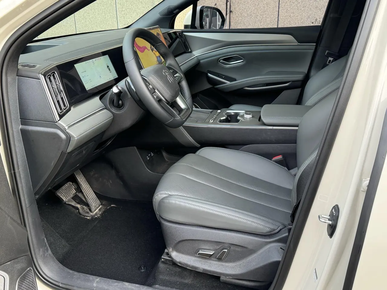 BYD 2026 Song L DM-i 1.5 Stepless 200KM Excellent Automatic Transmission 3