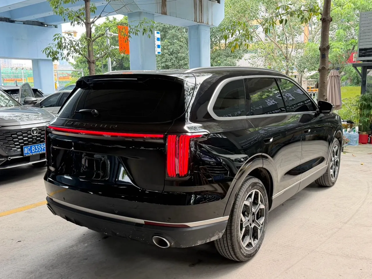 Jetour 2025 X70L 1.5TD luxury 5 automatic gear 10