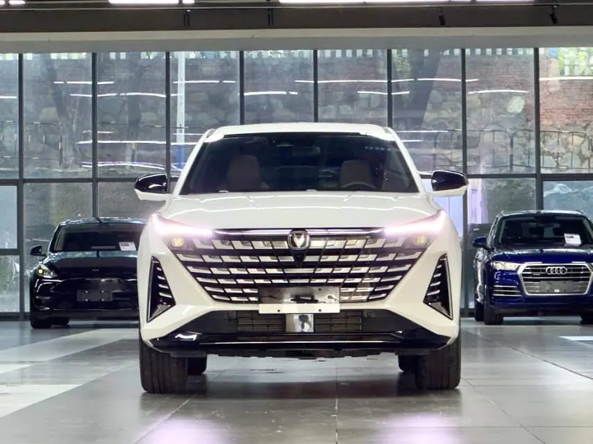 ChangAn 2025 UNI-Z 1.5T 500Bar PRO automatic gear 2