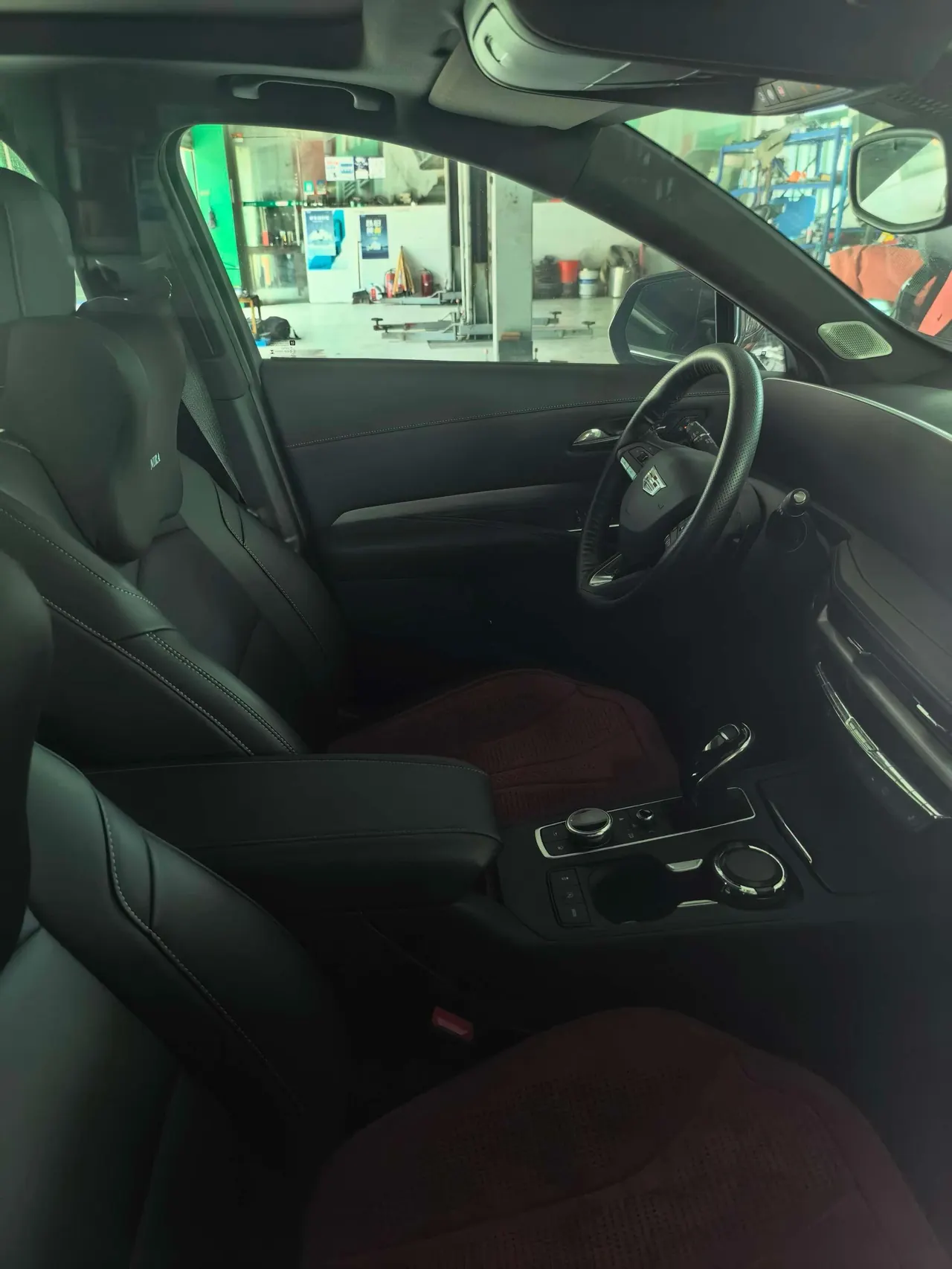 Cadillac 2025 XT4 48V 2.0T 28T Two-Drive Luxury Automatic Gear 3