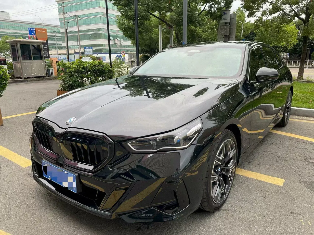 打开图片灯箱:BMW 5 series 2026 530Li 48V 2.0T exclusive m sports suit automatic gear