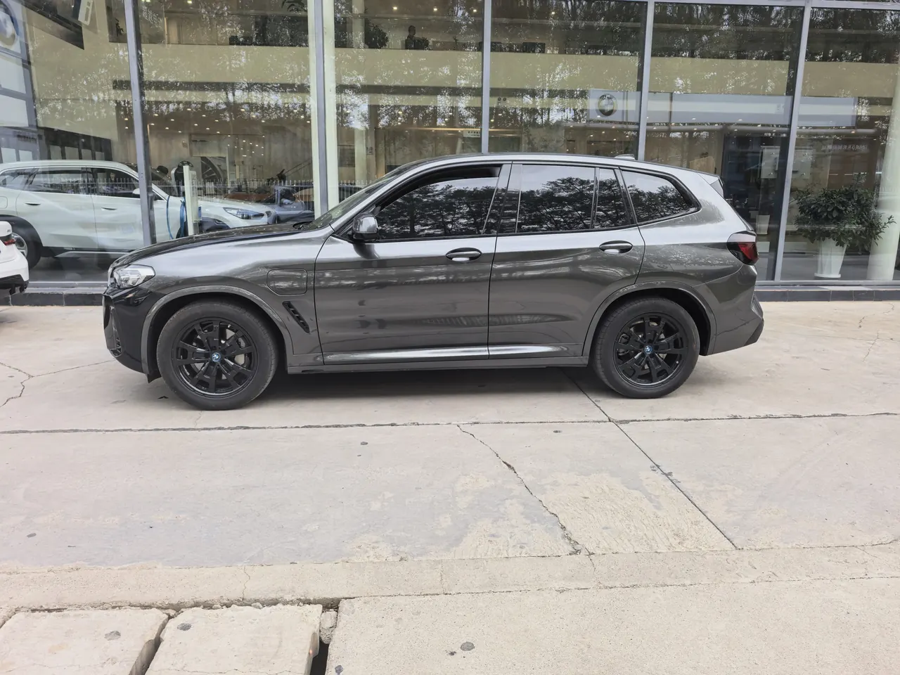 BMW 2024 iX3 leading automatic 5
