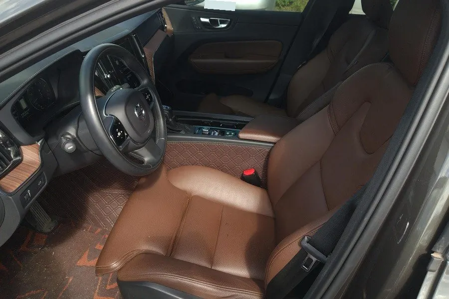 Volvo 2021 XC60 2.0T T5 4-wheel drive Zhiyuan Deluxe Edition Automatic Gear 3
