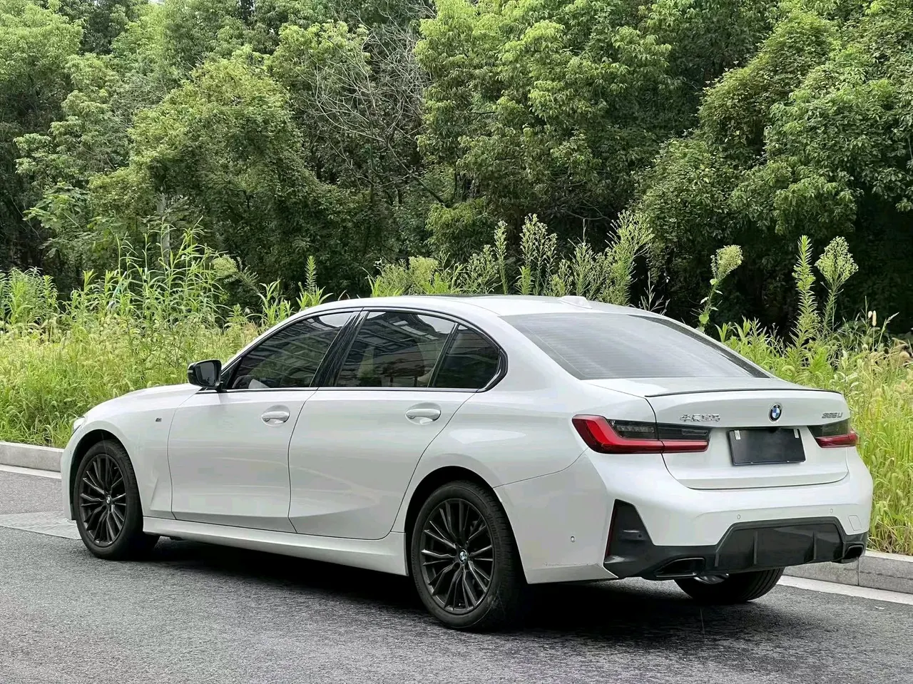 BMW 3 Series 2023 325Li 2.0T M Sports Obsidian Night Suit Automatic Gear 4