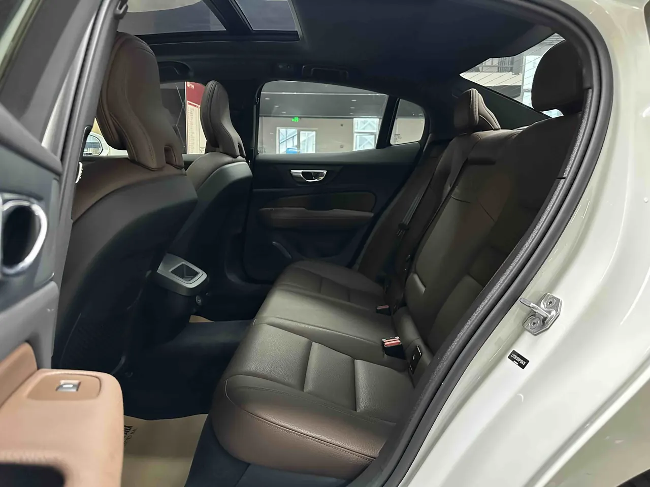 Volvo 2022 S60 48V 2.0T B4 Zhiyi Deluxe Edition Automatic Gear 2