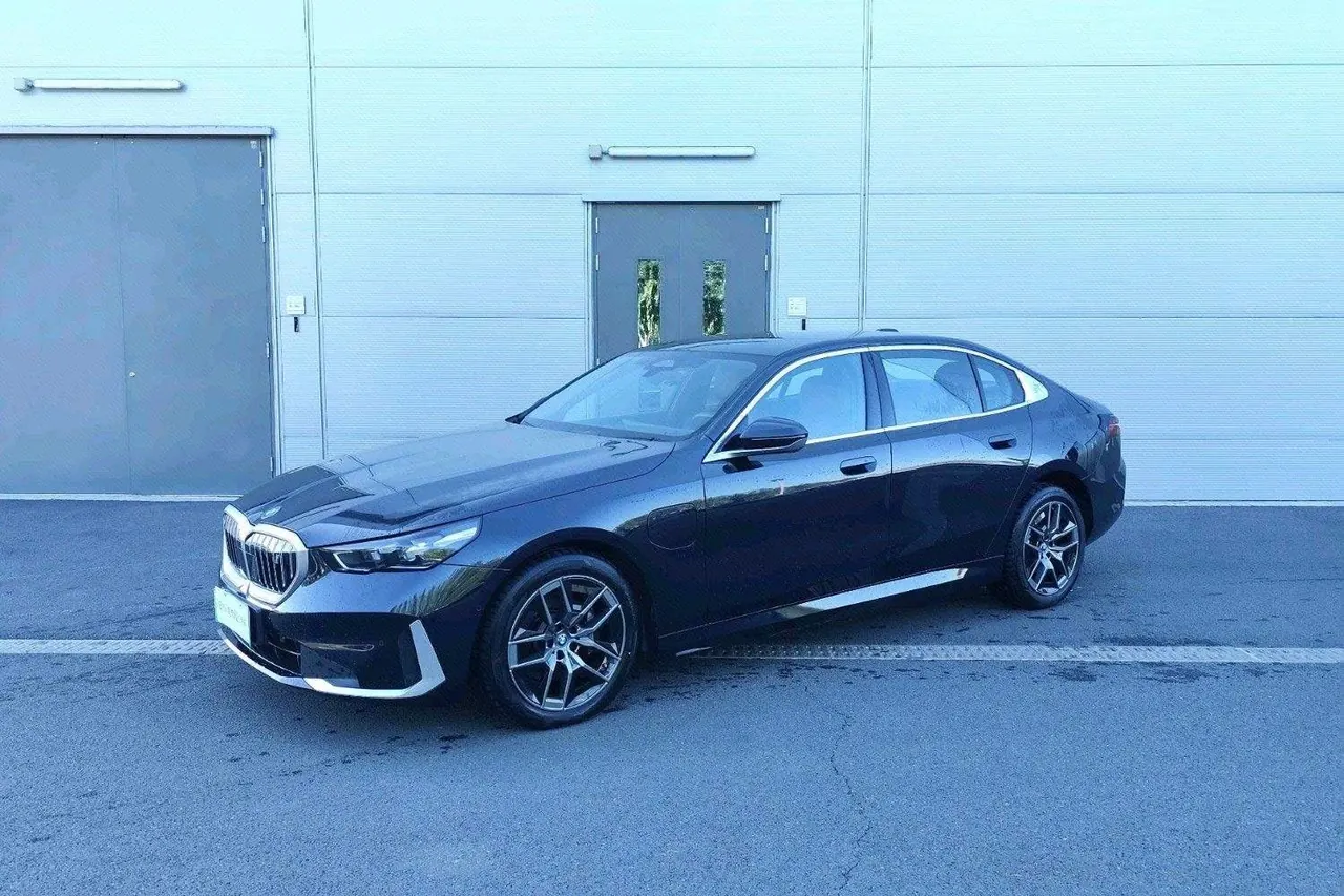 BMW 2024 i5 eDrive 35L Deluxe Set Automatic Gear - View 1