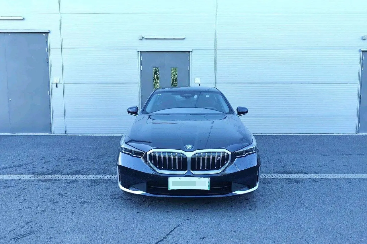 BMW 2024 i5 eDrive 35L Deluxe Set Automatic Gear 2