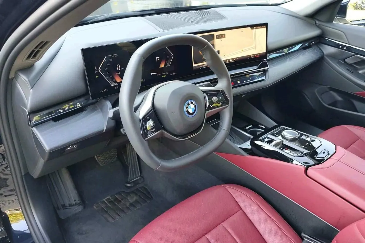 BMW 2024 i5 eDrive 35L Deluxe Set Automatic Gear 3