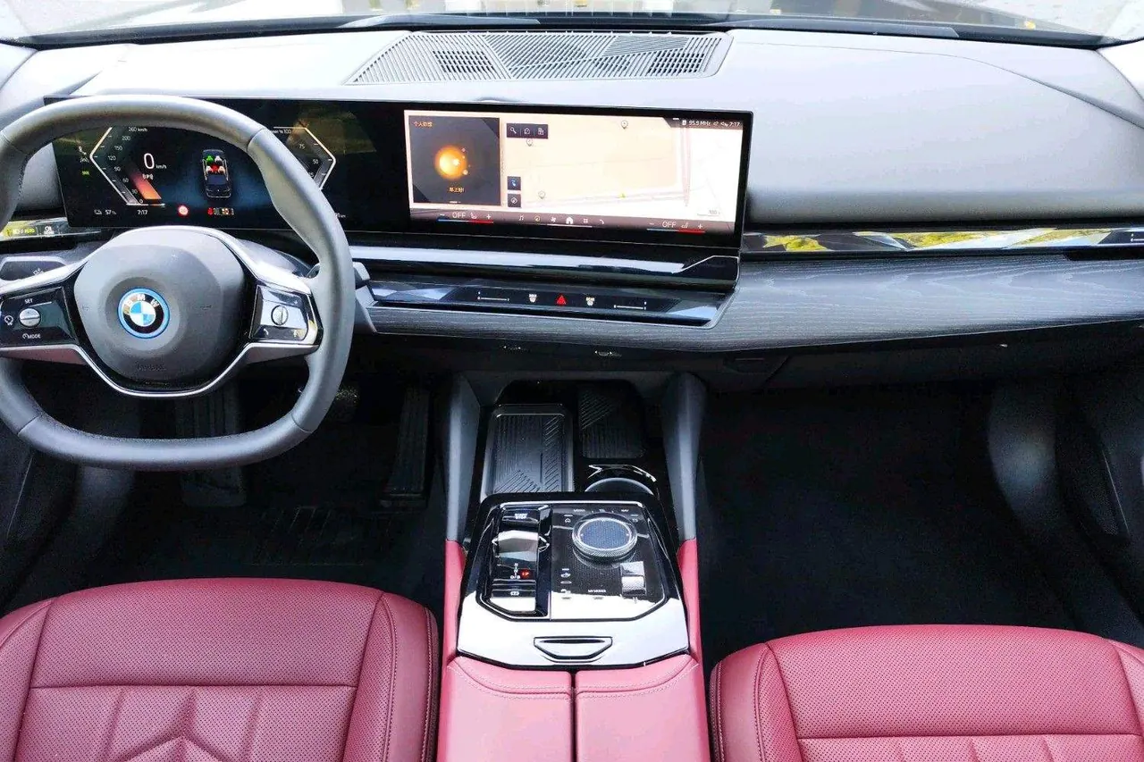 BMW 2024 i5 eDrive 35L Deluxe Set Automatic Gear 4