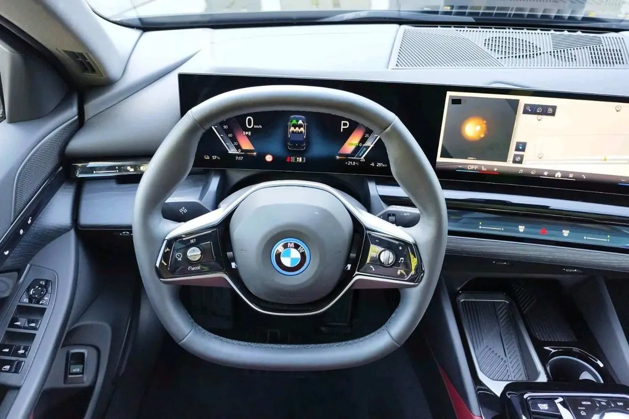BMW 2024 i5 eDrive 35L Deluxe Set Automatic Gear 5